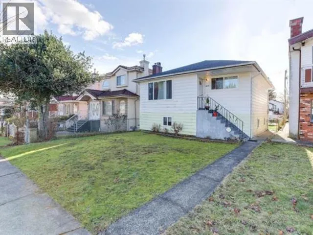 3416 MONMOUTH AVENUE, Vancouver, British Columbia V5R5R9