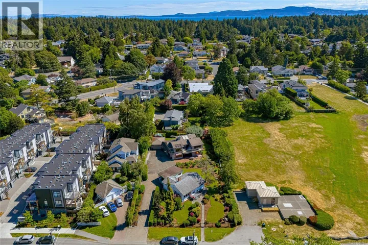 2608 Penrhyn St, Saanich, British Columbia V8N1G3