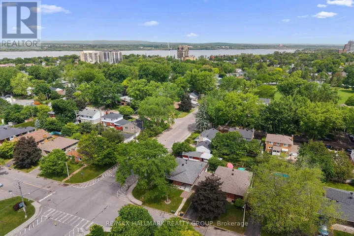 2075 NEEPAWA AVENUE, Ottawa, Ontario K2A3L7
