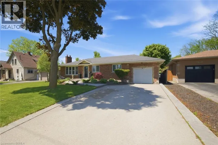 8 QUEENSWAY Drive, Brantford, Ontario N3R4W4