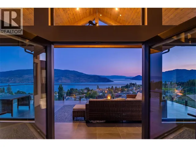 6121 Seymoure Lane, Peachland, British Columbia V0H1X4