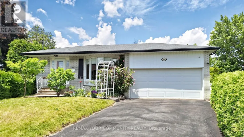 651 MOSSBANK COURT, Newmarket (Huron Heights-Leslie Valley), Ontario L3Y3A9
