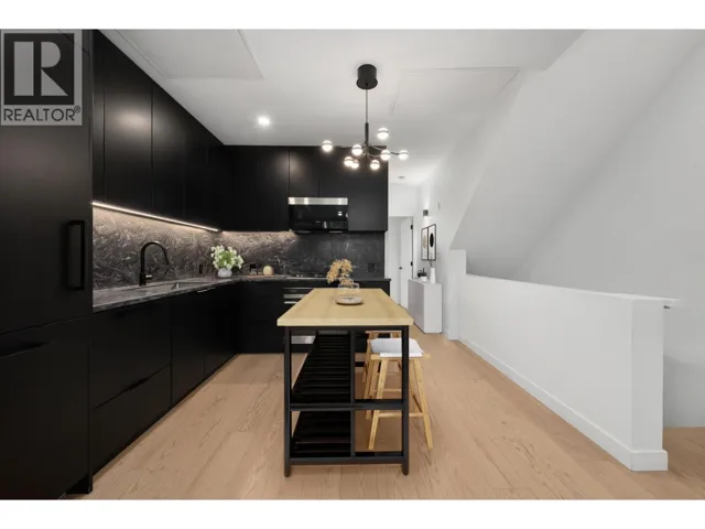 122 650 E 2ND STREET, North Vancouver, British Columbia V7L1E3