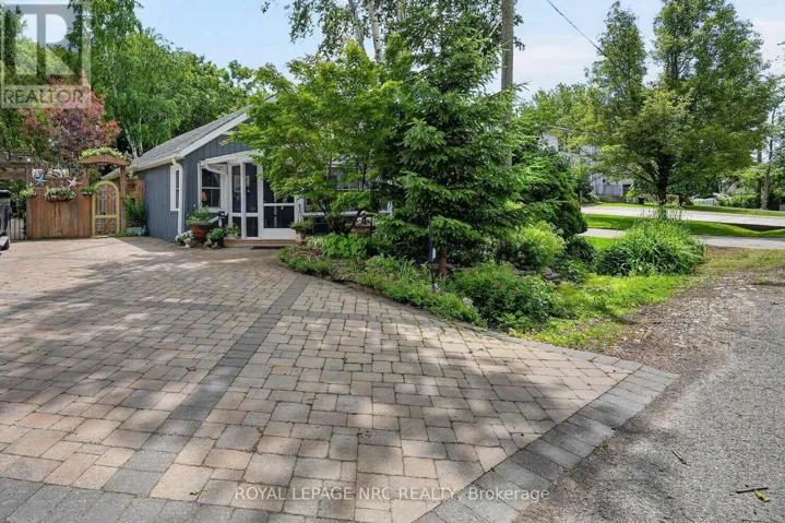 80 NEWPORT STREET, St. Catharines (Port Weller), Ontario L2M1P7