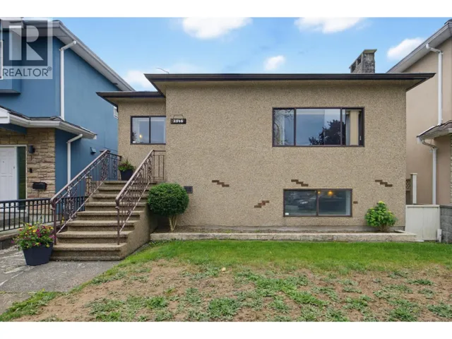 2546 NAPIER STREET, Vancouver, British Columbia V5K2W5