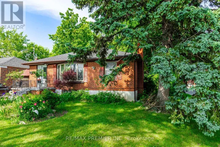 16 GODDARD STREET, Toronto (Bathurst Manor), Ontario M3H5C6