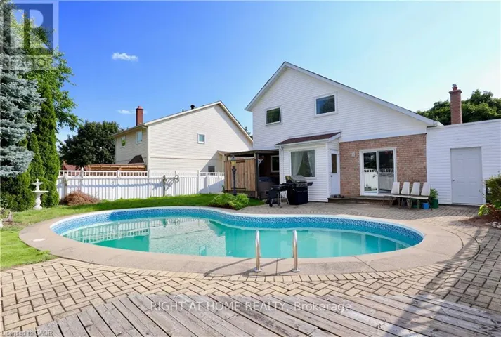 432 HERITAGE DRIVE, Kitchener, Ontario N2B3M9