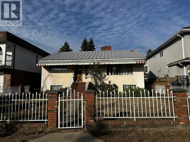 2621 E 8TH AVENUE, Vancouver, British Columbia V5M1W4