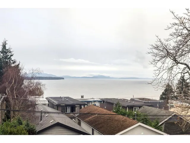 204 15176 BUENA VISTA AVENUE, White Rock, British Columbia V4B1Y3