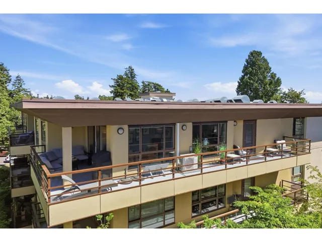 303 15747 MARINE DRIVE, White Rock, British Columbia V4B1E4