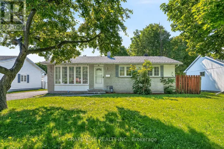 104 ORIOLE AVENUE, Ottawa, Ontario K2L1E7