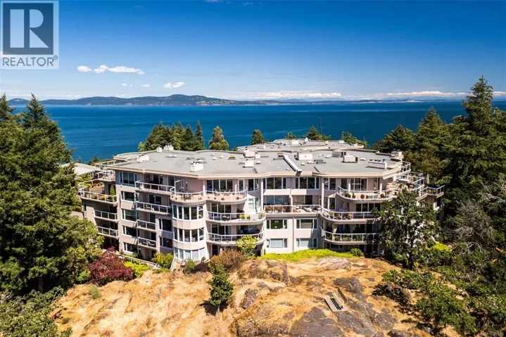 PH52 2829 Arbutus Rd, Saanich, British Columbia V8N5X5