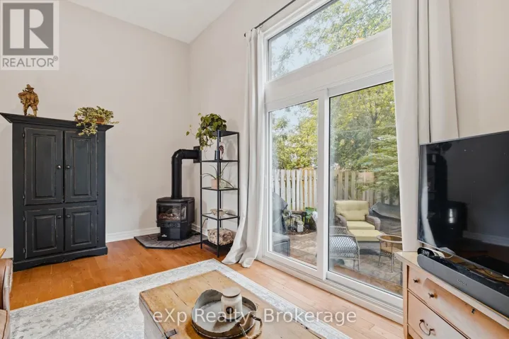 4 – 2 WORTON AVENUE, Guelph (Willow West/Sugarbush/West Acres), Ontario N1H7C5