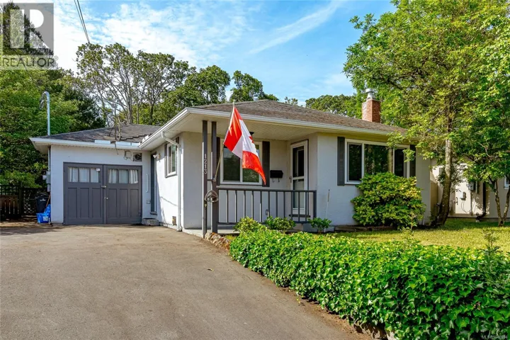 1213 Finlayson St, Victoria, British Columbia V8T2T8