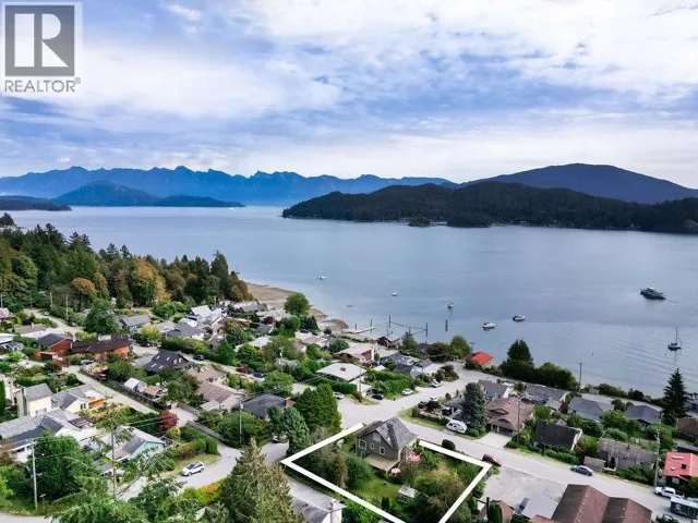 589 SEAVIEW ROAD, Gibsons, British Columbia V0N1V9