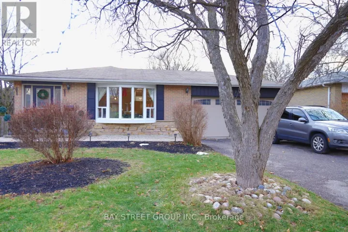 27 STORNOWAY CRESCENT, Markham (Royal Orchard), Ontario L3T3X8