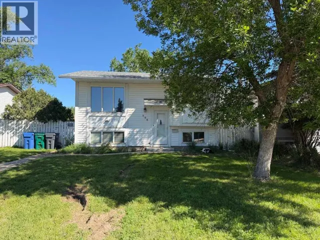 898 Red Crow Boulevard W, Lethbridge, Alberta T1K5N6