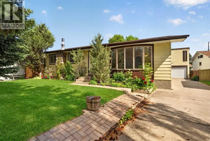 135 Huntcroft Way NE, Calgary, Alberta T2K4E4