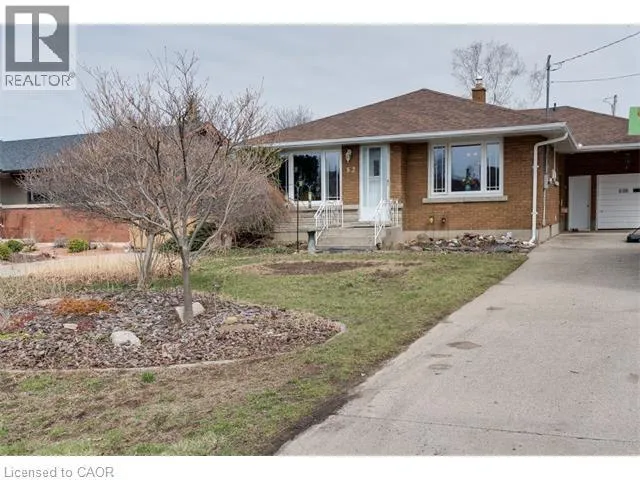 52 WOODELM Drive, St. Catharines, Ontario L2M4N3