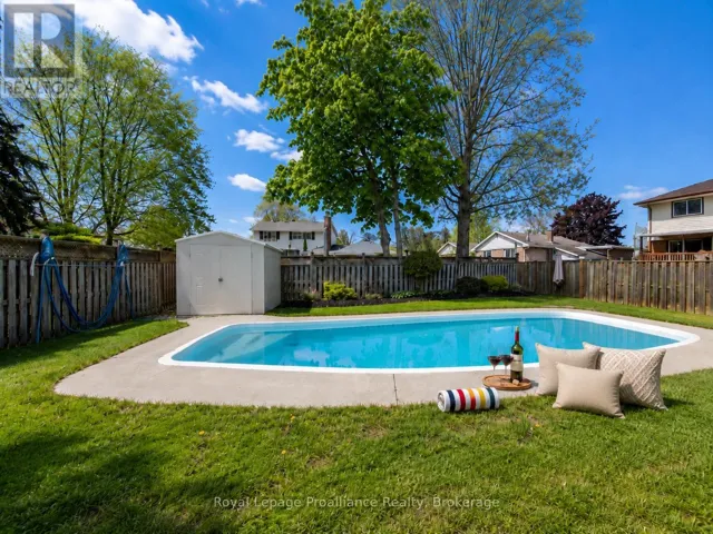 49 PLAZA SQUARE, Belleville (Belleville Ward), Ontario K8N4J2