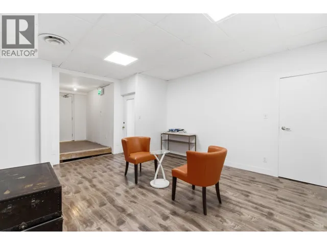 130 LONSDALE AVENUE, North Vancouver, British Columbia V7M2E8