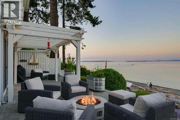 5097 Cordova Bay Rd, Saanich, British Columbia V8Y2K1