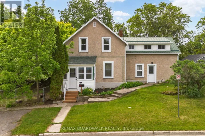 8 GRANT STREET, Perth, Ontario K7H1X4