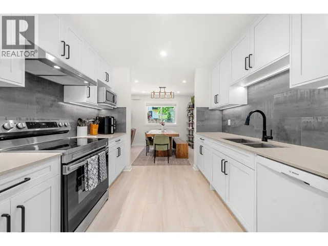 1206 PREMIER STREET, North Vancouver, British Columbia V7J2H4