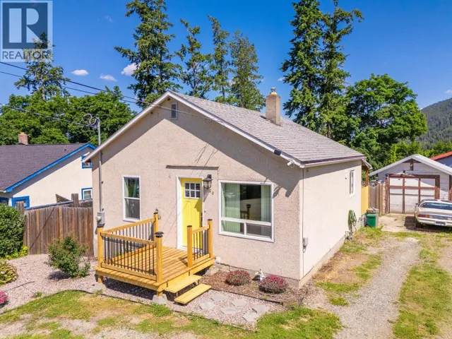 820 IBBITSON Street, Creston, British Columbia V0B1G4