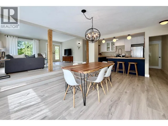 6376 SUNSHINE COAST HIGHWAY, Sechelt, British Columbia V7Z0M3