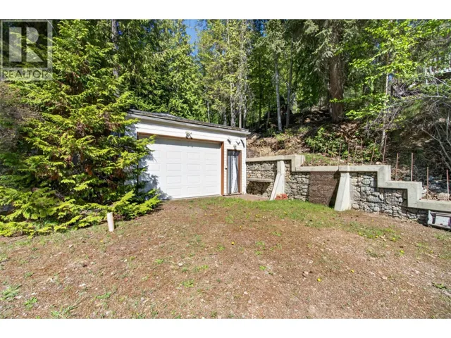 7689 Golf Course Road, Anglemont, British Columbia V0E1M8