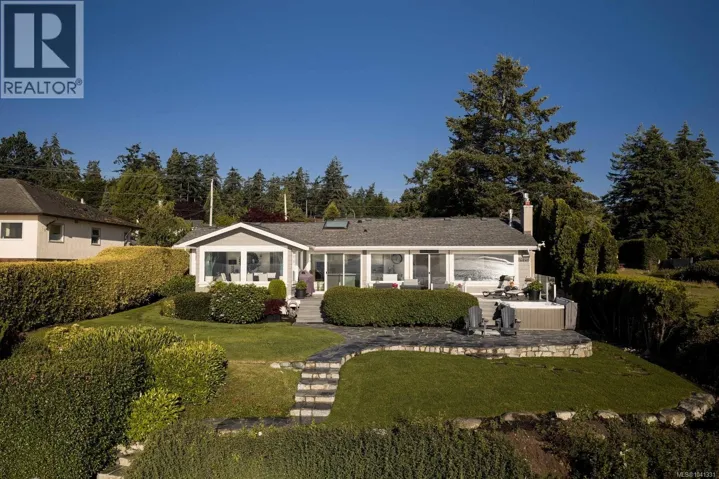 8585 Lochside Dr, North Saanich, British Columbia V8L1M5