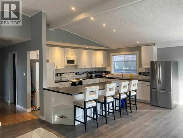 2457 22A Street NW, Calgary, Alberta T2M3X8