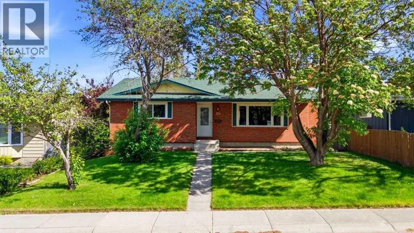 1251 Hunterquay Hill NW, Calgary, Alberta T2K4T3