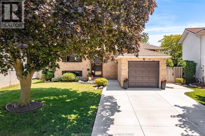 384 AMBERLY CRESCENT, Tecumseh, Ontario N8N3M3