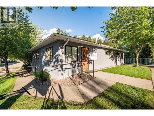 663 COLUMBIA Avenue, Castlegar, British Columbia V1N1H1