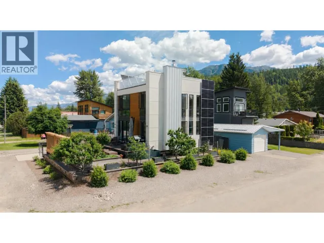 1502 2nd Avenue, Fernie, British Columbia V0B1M0