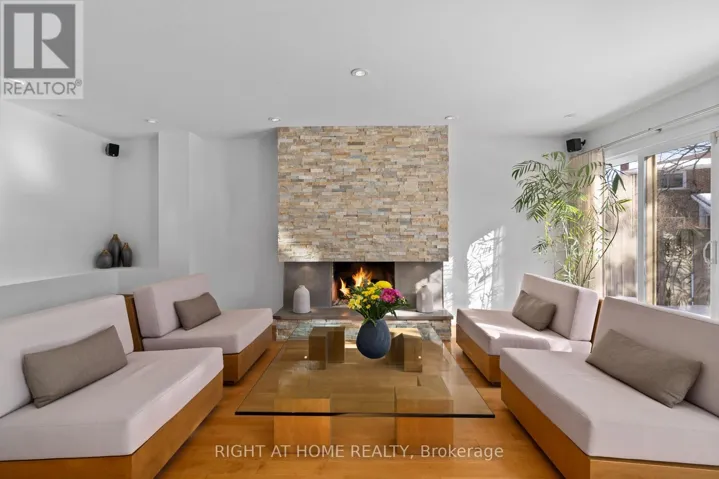 54 LONDON ROAD, Newmarket (Bristol-London), Ontario L3Y6A2