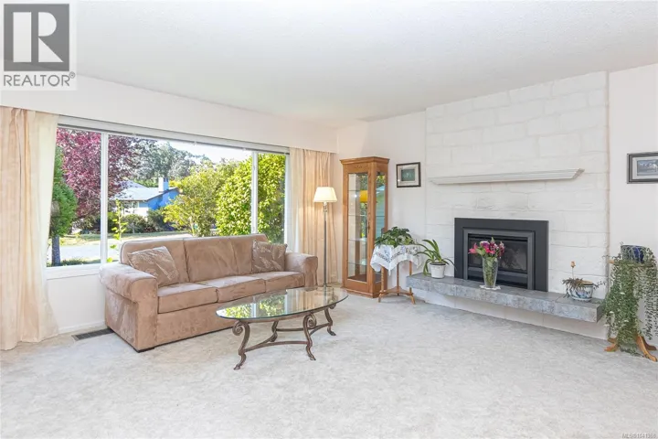 986 Lucas Ave, Saanich, British Columbia V8X4H5