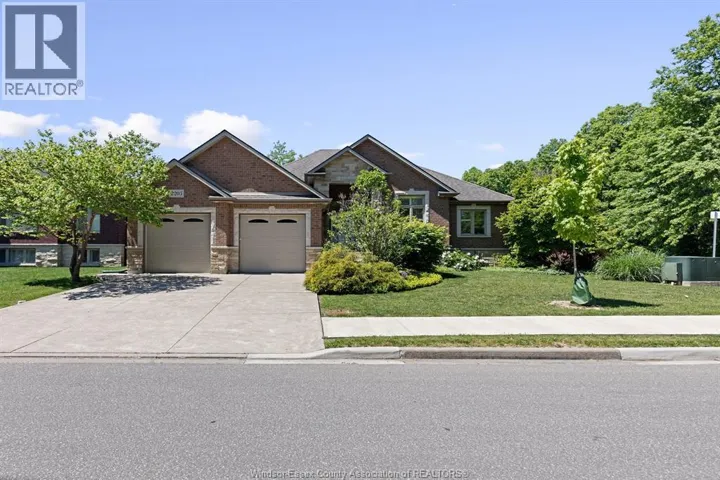 2203 ROXBOROUGH, Windsor, Ontario N9E2Z7
