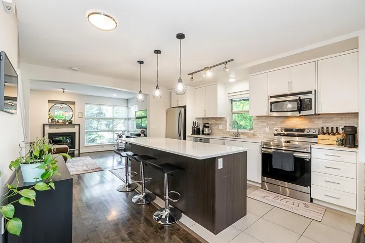 1 6671 121 STREET, Surrey, British Columbia V3W1T9