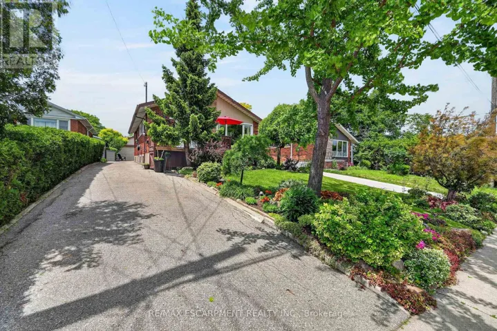 10 HELGA COURT, Hamilton (Burkholme), Ontario L8V3K2