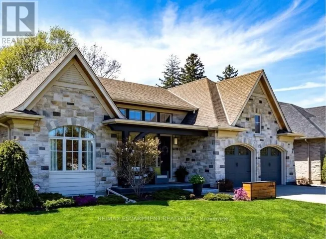 3 - 11 GREENLEAF LANE, Hamilton (Ancaster), Ontario L9G0E7