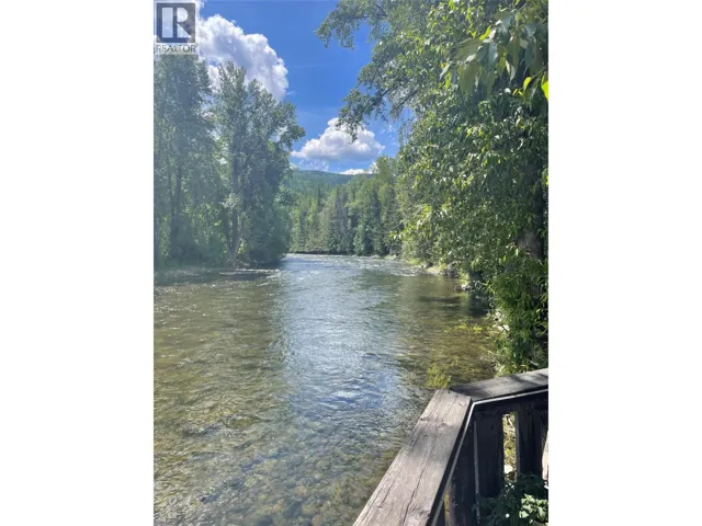 8825 Highway 3/95, Yahk, British Columbia V0B2P0