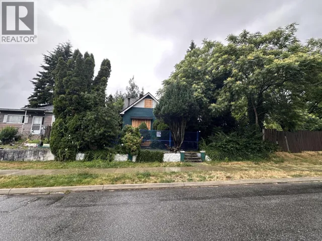 2005 NINTH AVENUE, New Westminster, British Columbia V3M3G6