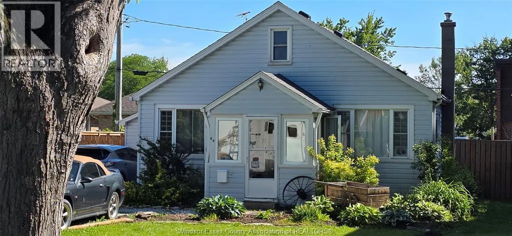 49 MAPLE Row, Essex, Ontario N8M2T8