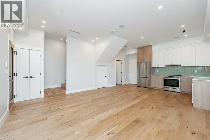 2 678 E 22ND AVENUE, Vancouver, British Columbia V5V1V4
