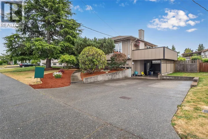 1571 Kenmore Rd, Saanich, British Columbia V8N2E2