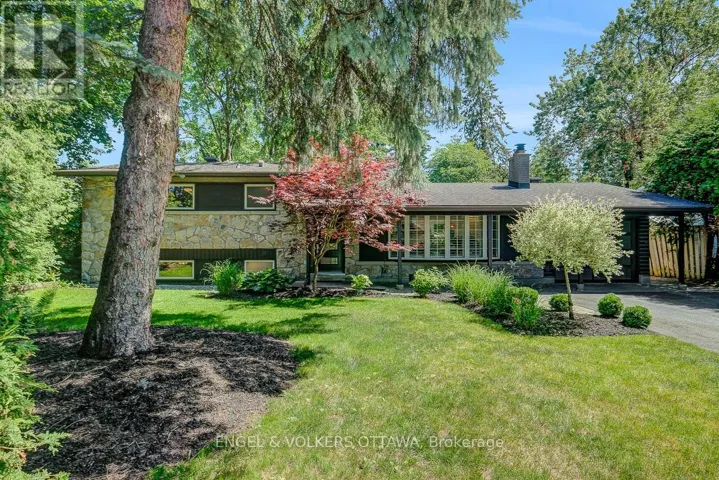 54 QUALICUM STREET, Ottawa, Ontario K2H7H4