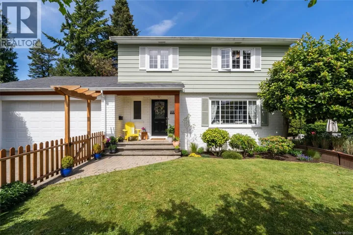 2320 Hollyhill Pl, Saanich, British Columbia V8N1T9